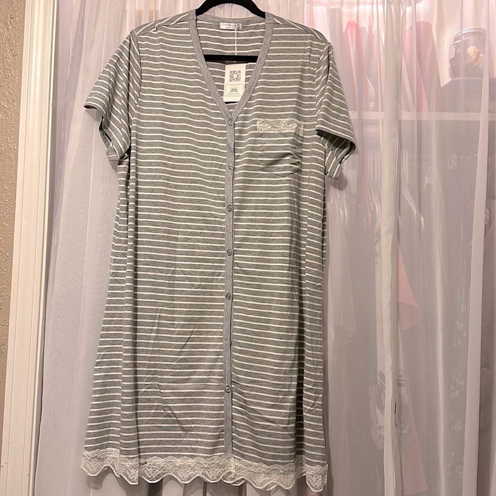Ladies cotton and lace gown (Ekouaer